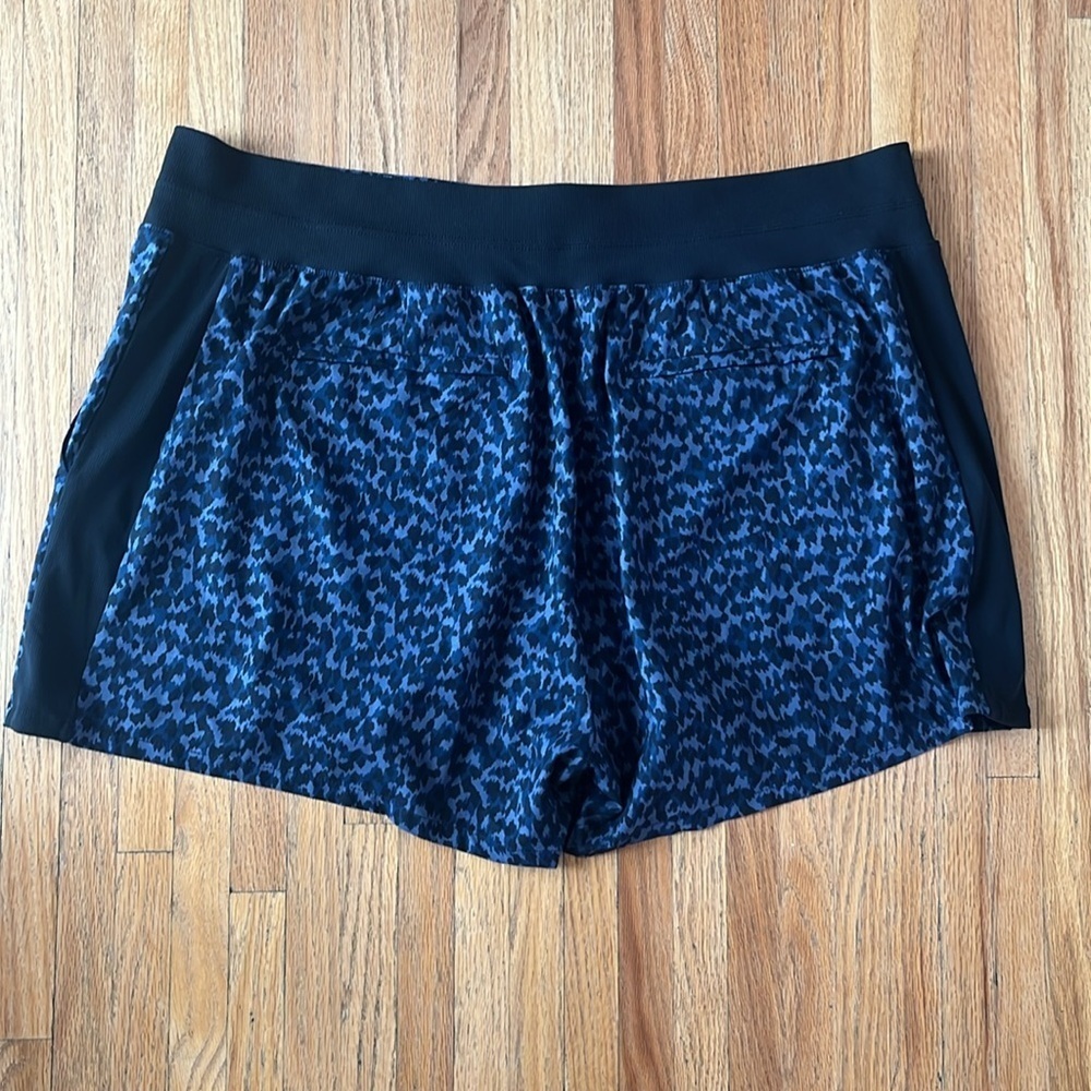 Athleta Brooklyn Blue Printed Short Size: 22 - Picture 7 of 9